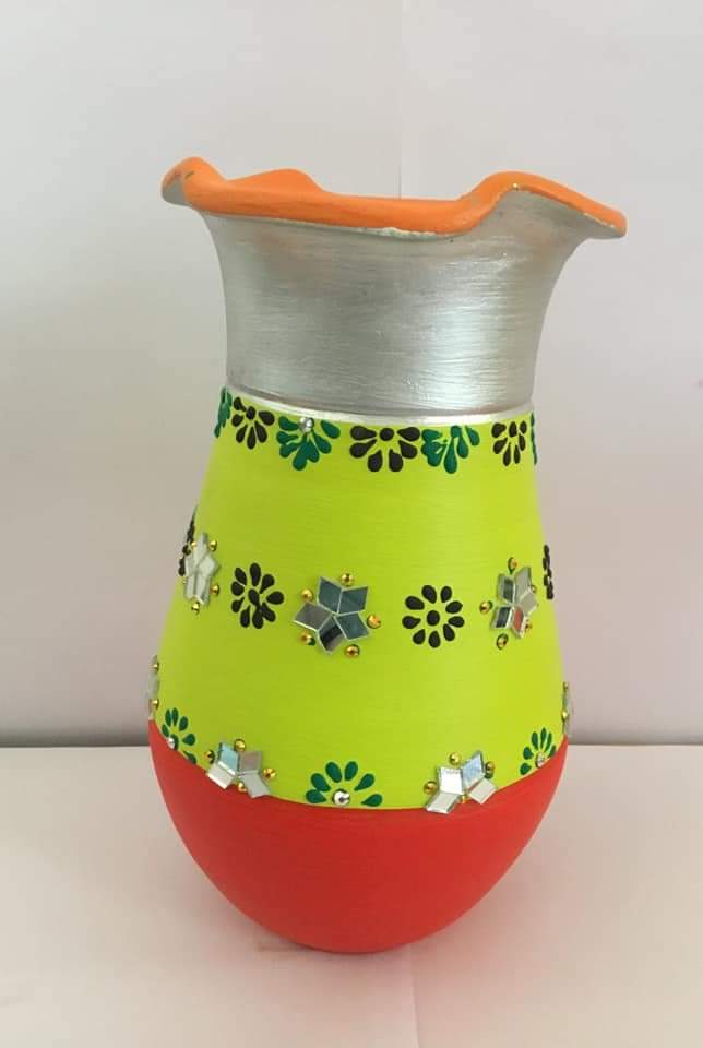 0d8d98ca-1614-4646-99d4-24447d36c483 terracotta flower vase